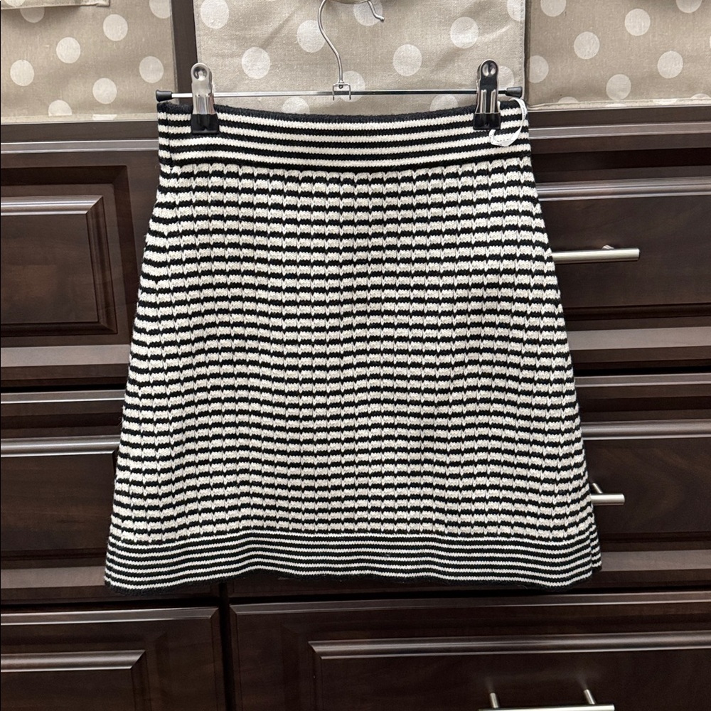 Chic Black and White knit Striped Skirt - Picture 2 of 2